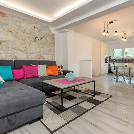 Predivan Novouredeni U Blizini Mora Apartment