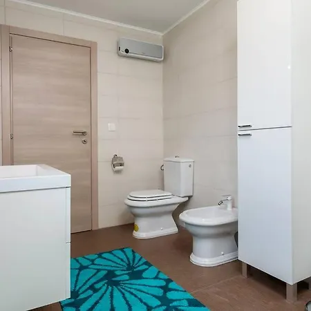 Predivan Novouredeni U Blizini Mora Apartment
