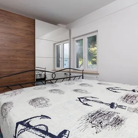 Predivan Novouredeni U Blizini Mora