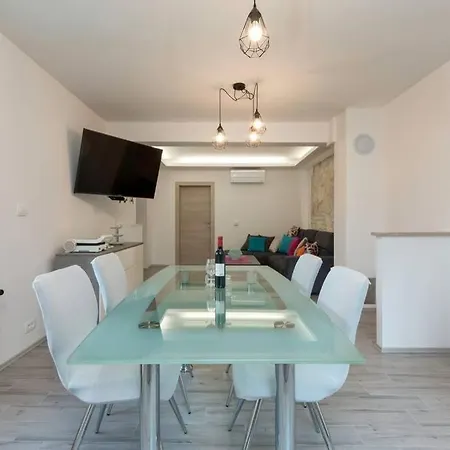 Predivan Novouredeni U Blizini Mora Apartment